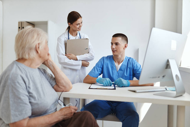 жінка-пацієнт при призначенні лікарів і медсестра при госпітальному огляді
 - Фото, зображення