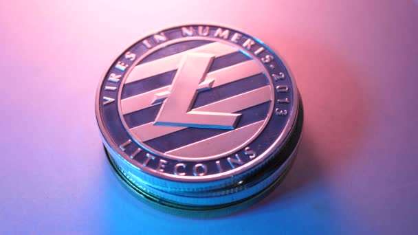Makro ujęcie monety Litecoin Monety kryptowaluta - Materiał filmowy, wideo