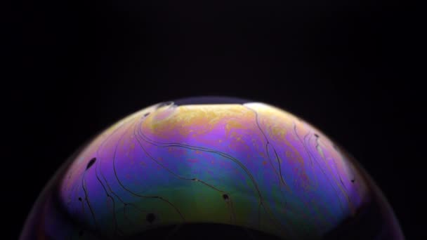 Fényes, színes buborék mozog a fényben - Felvétel, videó