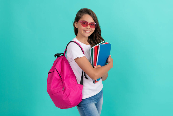 criança feliz com mochila e copybook em óculos de sol prontos para estudar na escola, escola - Foto, Imagem