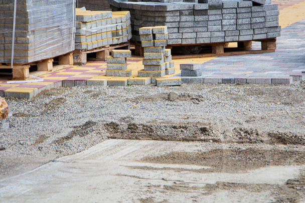 Proceso de construcción de acera pavimentada de ladrillo, camino pavimentado medio construido - Foto, Imagen