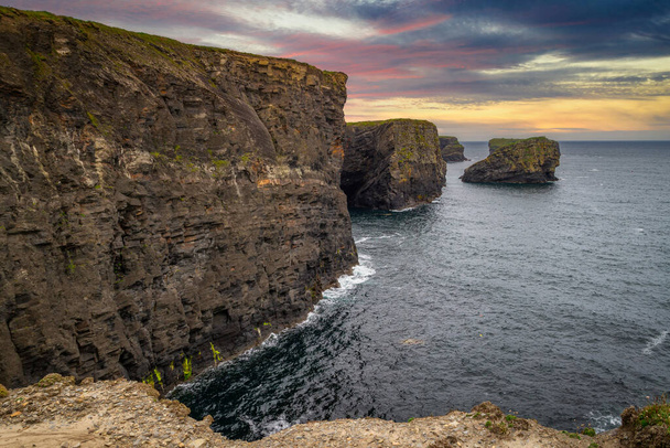 Скелі Скелі в Кілкі на заході сонця, графство Клер. Ірландія. - Фото, зображення