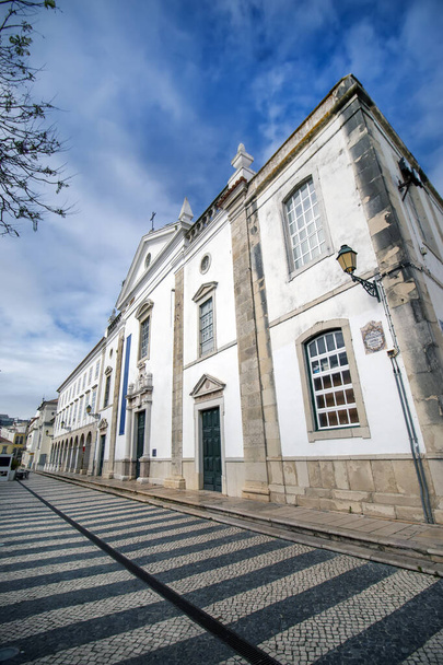 исторический центр города в саду Мануэль Бивар города Фару, Португалия. - Фото, изображение