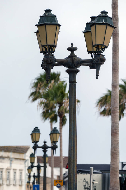 lampy uliczne typowe dla miast europejskich. - Zdjęcie, obraz