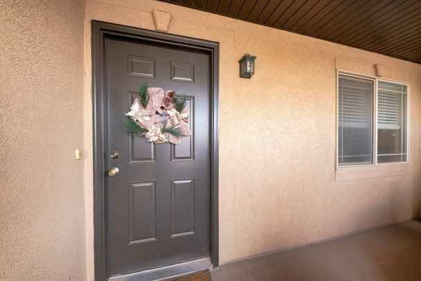 A bejárati ajtó külső egy ház krém színű fal - Fotó, kép