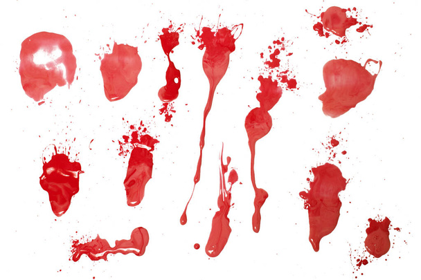 σταγόνες κηλίδας αίματος που απομονώνονται σε λευκό φόντο. - Φωτογραφία, εικόνα