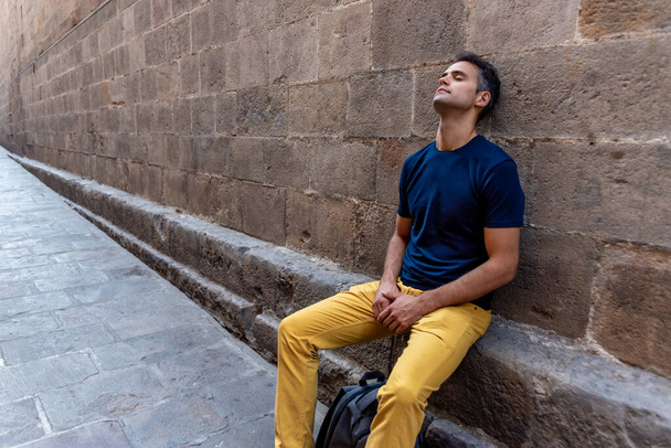 Jovem latino sentado pensativo na cidade - Foto, Imagem