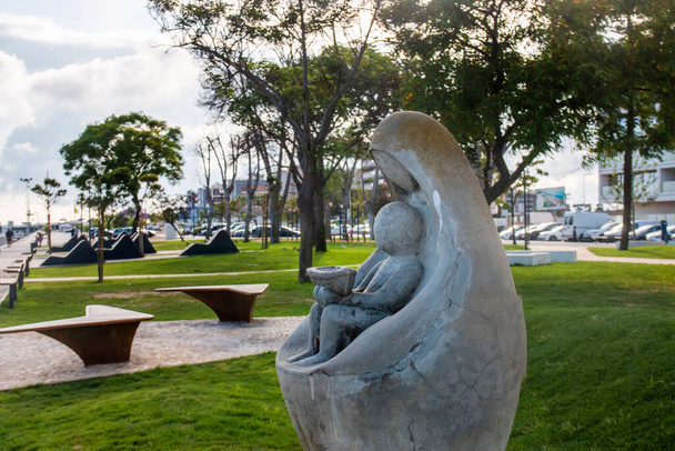 Belle vue sur le parc de détente Patrao Joaquim Lopes statue sur la ville d'Olhao, Portugal. - Photo, image