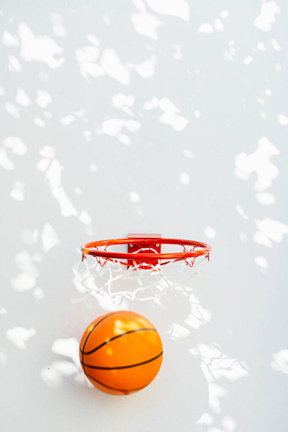 Баскетбольний кільце на білій стіні. М'яч, який впав крізь кільце
. - Фото, зображення