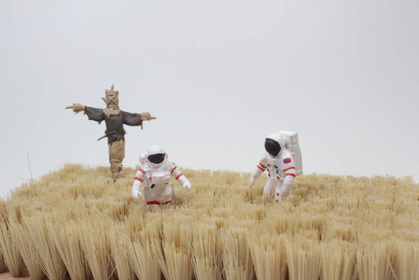 skala sylwetki, astronauta w gospodarstwie - Zdjęcie, obraz