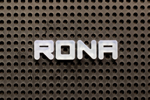 Λευκό χρώμα γράμμα στη λέξη RONA (Συντομογραφία της επιστροφής των καθαρών περιουσιακών στοιχείων) σε μαύρο φόντο pegboard - Φωτογραφία, εικόνα