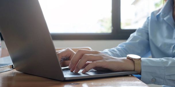 Zbliżenie kobieta lub księgowy ręka trzymając ołówek pracy na kalkulator do obliczania raportu danych finansowych, dokument księgowy i laptop w biurze, concep biznesu - Zdjęcie, obraz