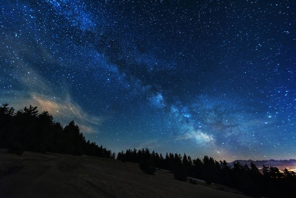 Heldere sterrenhemel met de melkweg op de achtergrond van de Hoge Tatra bergen - Foto, afbeelding