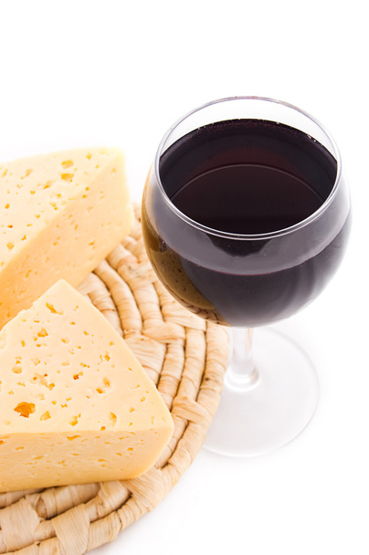 rew Weinglas und Käse auf Sennit über Weiß - Foto, Bild