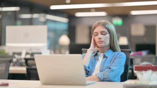Mujer joven trastornada preocupada mientras está sentada en la oficina  - Imágenes, Vídeo