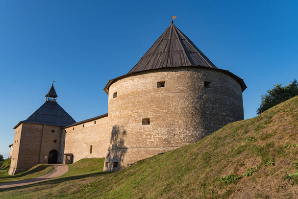 Gate Tower and Klimentovskaya Tower of the Old Medieval Old Ladoga Fortress in Russia - Fotoğraf, Görsel