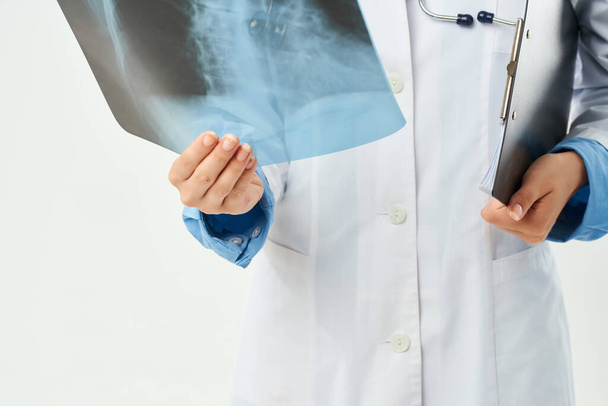 orvos fehér köpenyben ilyinovka pillanatfelvétel kórház egészségügyi vizsgálat szakmai - Fotó, kép