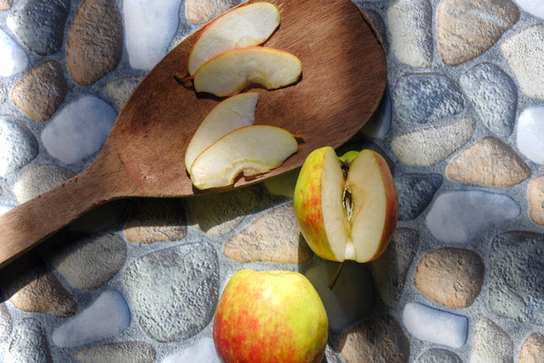 Çeşitli şekillerde elmaların fotoğrafları, bazıları hala sağlam, bazılarının arka planı taştan kesilmiş. - Fotoğraf, Görsel