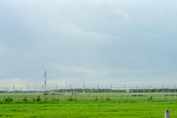 24 августа 2019 года самолет "Размытие пассажира" летает в голубом небе над облаками и деревом. Пассажирский самолет приземляется в аэропорту Суварнабхуми - Фото, изображение