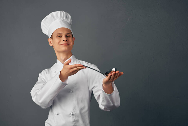 чоловічий шеф-кухар професійні кулінарні предмети ресторан приготування їжі
 - Фото, зображення