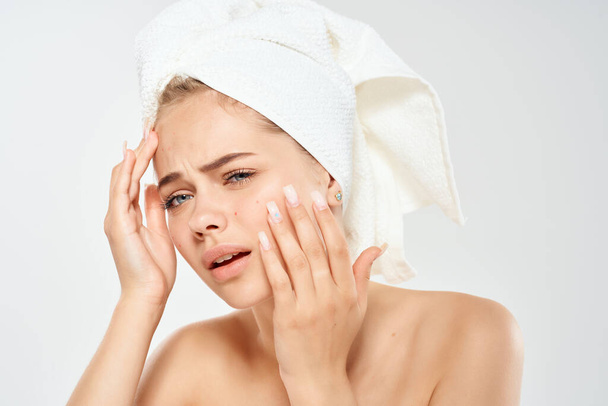 Nainen, jolla on pyyhe pään ihonhoito tyytymättömyys ongelma - Valokuva, kuva