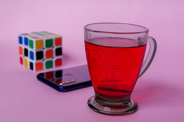 12 Enero 2021, la foto es una foto de un teléfono inteligente, Rubik, libros, marcadores, y bebidas con varios colores, Wonosobo, Java Central, Indonesia - Foto, imagen