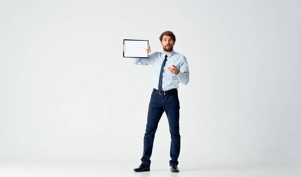 επιχειρηματίας σε πουκάμισο με γραβάτα φύλλο χαρτιού αντίγραφο στούντιο χώρο - Φωτογραφία, εικόνα