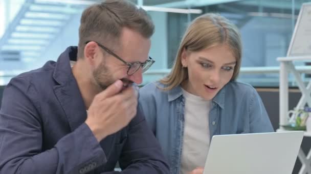 Collègue masculin et féminin célébrant le succès sur ordinateur portable  - Séquence, vidéo