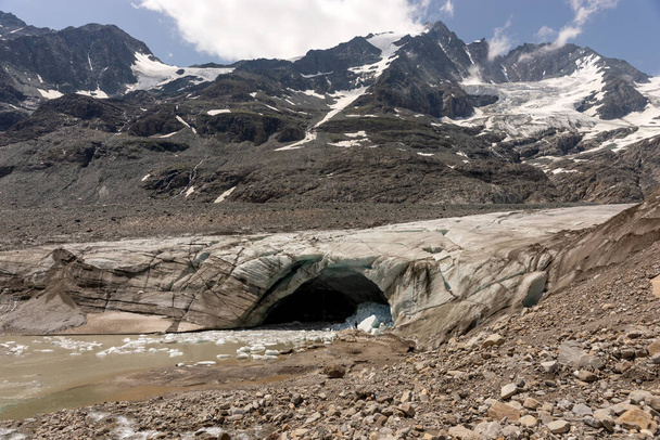 Jaskinia na lodowcu Pasterze w Austrii. W lipcu 2021 r. - Zdjęcie, obraz