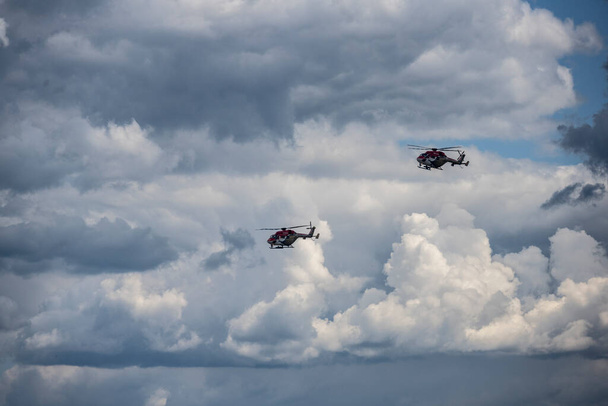 vols de démonstration d'hélicoptères de combat modernes au salon aérospatial Max-21 à Zhukovsky  - Photo, image