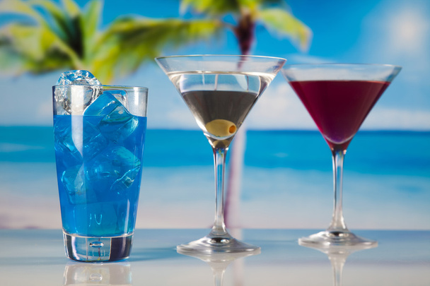 Bebidas tropicales en la playa
 - Foto, Imagen