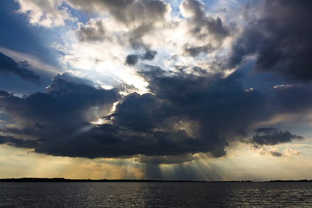 Um céu dramático sobre um grande lago
 - Foto, Imagem