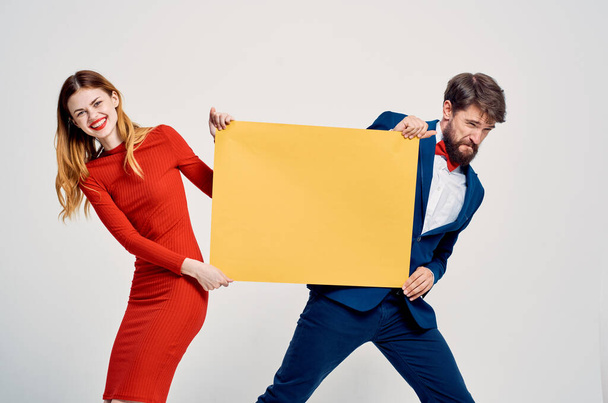 Un homme et une femme joyeux tiennent un panneau publicitaire bannière - Photo, image