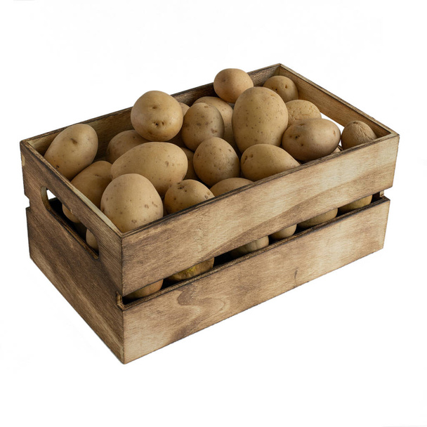 Beyaz arka planda izole edilmiş tahta bir kutuda bebek patatesler. - Fotoğraf, Görsel