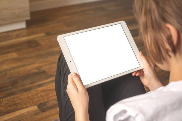 Tablet-PC-Attrappe. Frau mit digitalem Tablet in Wohnung, freiberuflicher Konzepthintergrund  - Foto, Bild