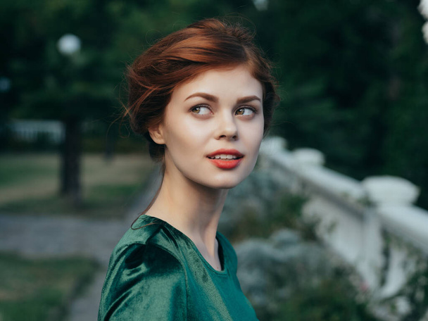 kaunis punatukkainen nainen vihreässä mekko luonnonpuistossa kesän ylellisyyttä - Valokuva, kuva