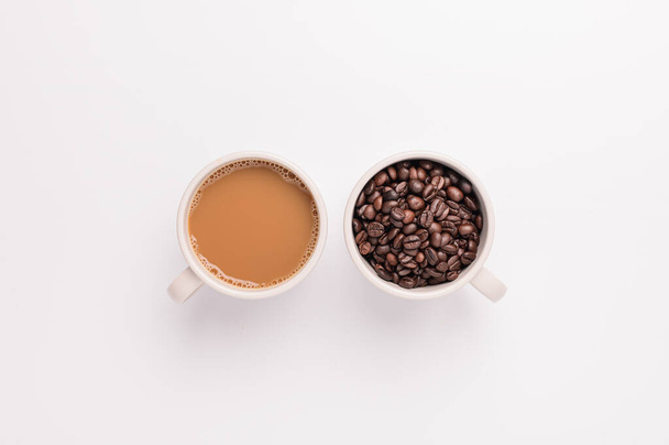 taza de café, granos de café, escena de fondo blanco - Foto, imagen