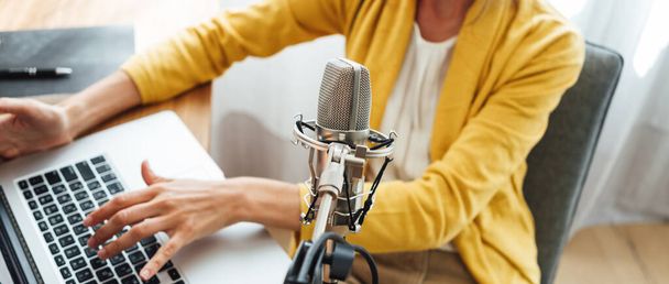 Kadın podcaster yayını ve yayını ev yapımı stüdyodan yapılıyor. Evden kadın podcast 'i ve mikrofona konuşma - Fotoğraf, Görsel