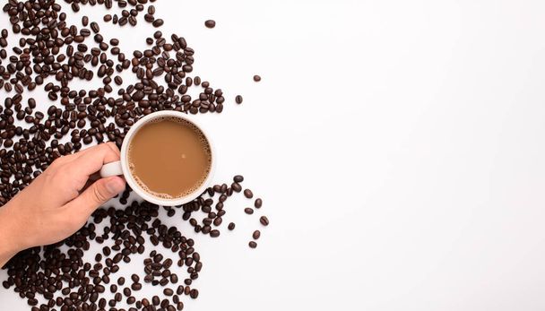 taza de café, granos de café, escena de fondo blanco - Foto, Imagen