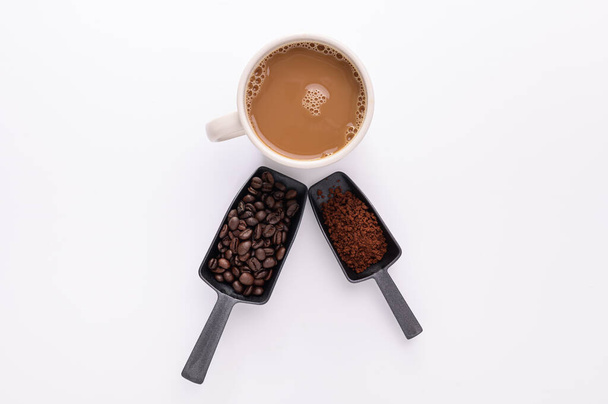 taza de café, café molido, taza de café, escena de fondo blanco - Foto, Imagen