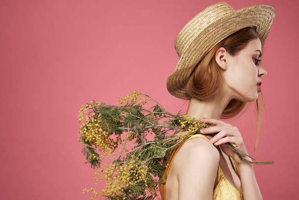 mujer con un ramo de flores en un sombrero maquillaje romance verano glamour - Foto, imagen