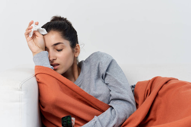 nainen kotona huonovointisuus infektio flunssa - Valokuva, kuva