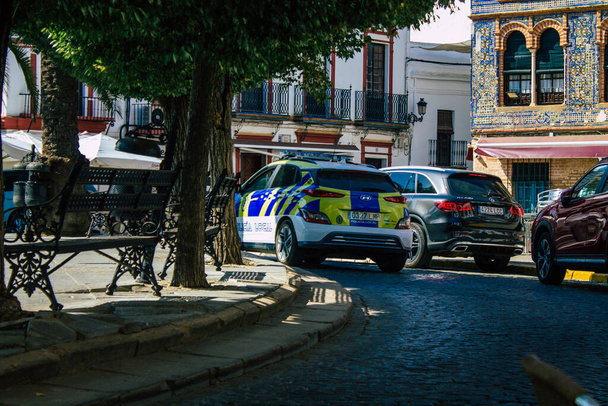 Carmona Espagne 30 juillet 2021 Une voiture de police locale patrouille dans les rues de Carmona pendant l'épidémie de coronavirus frappant l'Espagne - Photo, image