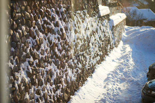 Schnee klebt am Stein - Foto, Bild