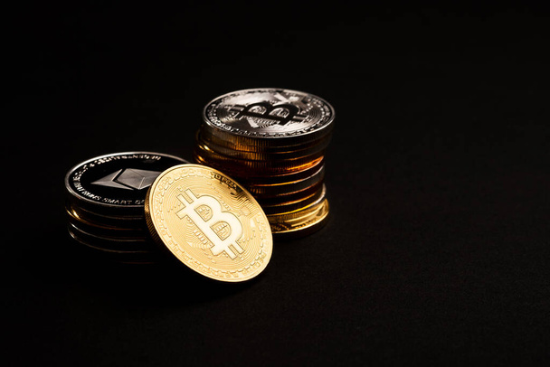 Belle Bitcoin et pile de pièces crypto-monnaie sur fond noir. De l'argent d'élite. Argent en ligne - Photo, image