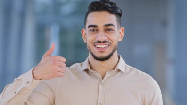 Muž portrét hispánec muž arabský podnikatel etnický vousatý chlap šéf investor poradce manažer při pohledu na kameru ukazující palce nahoru pozitivní postoj schválení jako gesto dobré doporučení - Záběry, video
