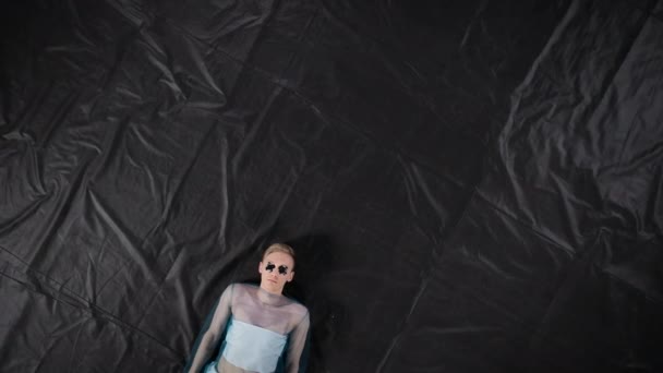 Βίντεο με κάμερα που περιστρέφεται του ξαπλωμένου ανθρώπου με κολλητική ταινία στα μάτια - Πλάνα, βίντεο