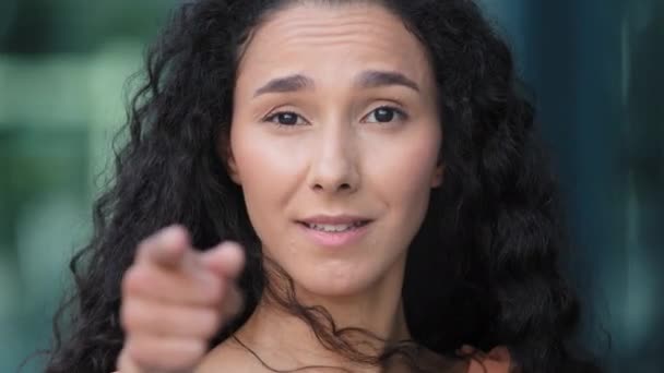 Vrouwelijk portret buiten close-up Spaanse vrouw verleidelijk vriendelijk meisje flirten dame wijzend vinger naar camera glimlachen doen gebaar van uitnodiging vragen om welkom symbool maken keuze te komen - Video