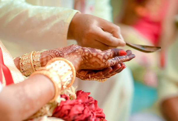 A closeup shot of a Hindu bride's hands with henna during a traditional wedding - Foto, Imagen