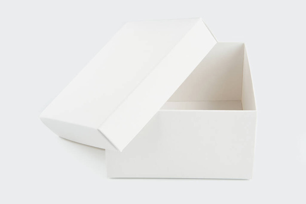leere Verpackung weiße Pappschachtel für Produktdesign-Attrappe isoliert auf weißem Hintergrund mit Clipping White Box Container. Vorlage leeres Paket. - Foto, Bild